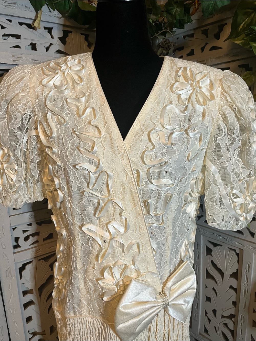 LESLIE FAY VINTAGE 80’s IVORY DETAILED FLORAL LACE & RIBBON EMBROIDERY MIDI DRES - Picture 3 of 12
